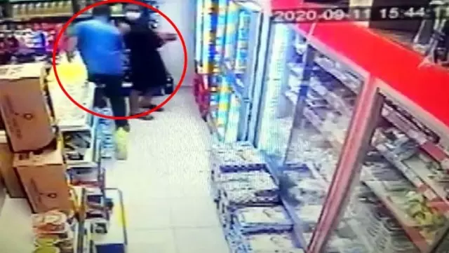 The woman who bought in the market was harassed like this!  Those moments are in the security camera