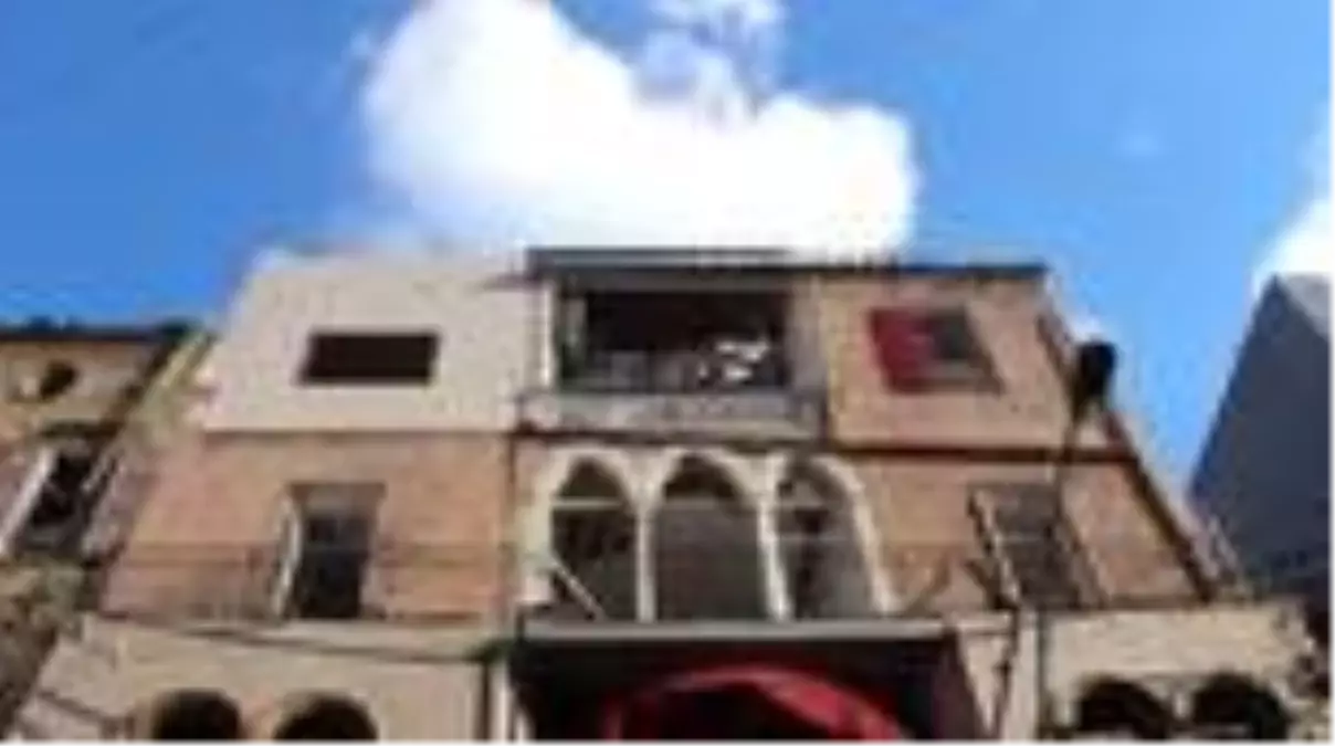 Beyrut'taki patlamanın geride bıraktığı kırık camlar, ekonomiye geri kazandırılıyor