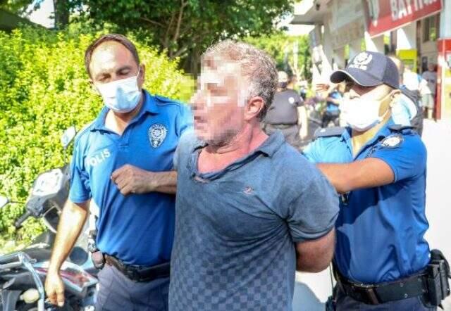 Bunalıma giren genç, arkadaşının iş yerinde terasa çıkıp intihara kalkıştı