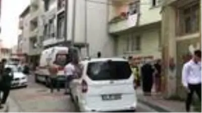 Çırağını işe dönmesi için ikna etmek isterken camdan düşen berberin çenesi kırıldı Çırağını işe dönmesi için ikna etmek isterken camdan düşen berberin çenesi kırıldı