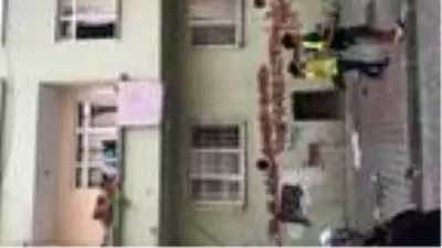 Çırağını işe dönmesi için ikna etmek isterken camdan düşen berberin çenesi kırıldı Çırağını işe dönmesi için ikna etmek isterken camdan düşen berberin çenesi kırıldı
