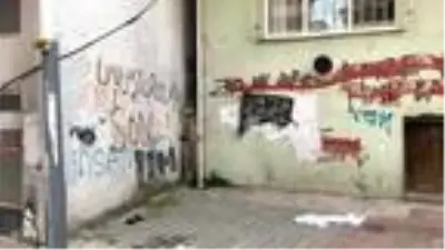 Çırağını işe dönmesi için ikna etmek isterken camdan düşen berberin çenesi kırıldı Çırağını işe dönmesi için ikna etmek isterken camdan düşen berberin çenesi kırıldı