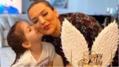 Demet Akalın'ın 6 yaşındaki kızının üzerine cam düştü Demet Akalın'ın 6 yaşındaki kızının üzerine cam düştü
