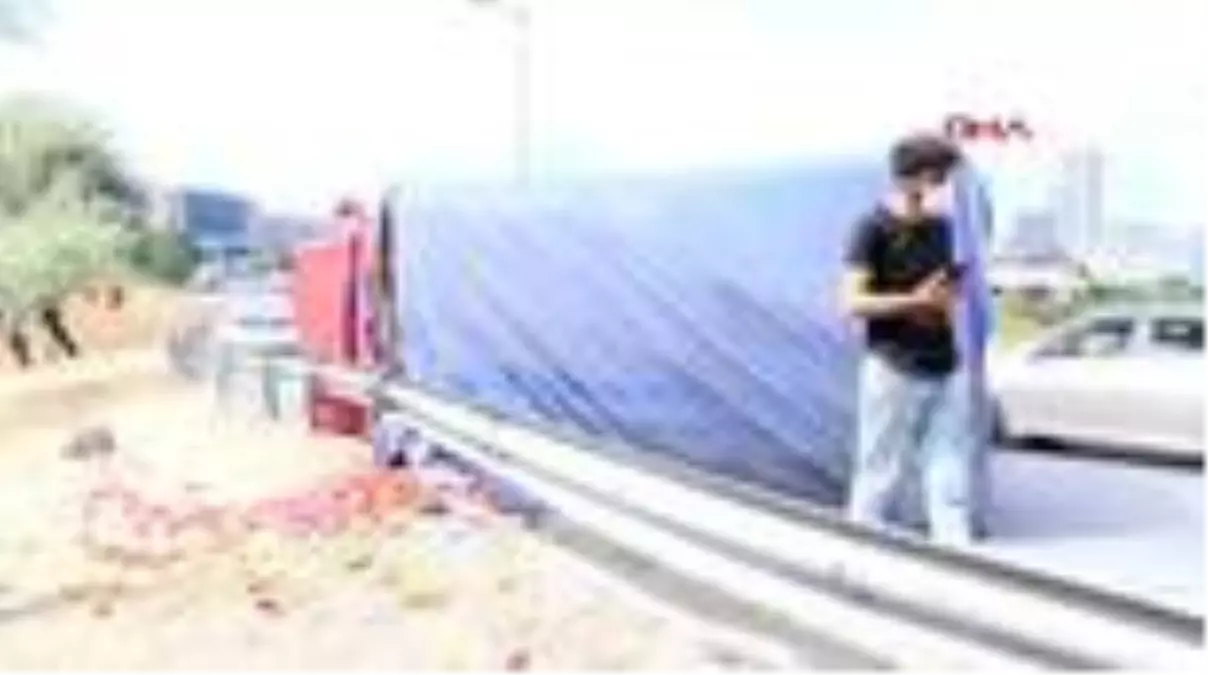 ESENYURT'TA DOMATES YÜKLÜ KAMYONET DEVRİLDİ