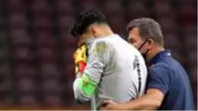 Galatasaray karşısında ilk yarıda kalesinde 3 gol gören Günay Güvenç, gözyaşlarını tutamadı Galatasaray karşısında ilk yarıda kalesinde 3 gol gören Günay Güvenç, gözyaşlarını tutamadı