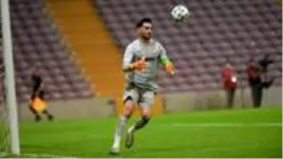 Galatasaray karşısında ilk yarıda kalesinde 3 gol gören Günay Güvenç, gözyaşlarını tutamadı Galatasaray karşısında ilk yarıda kalesinde 3 gol gören Günay Güvenç, gözyaşlarını tutamadı