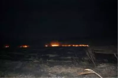 Gece yarısı korkutan yangın: 500 dönüm anız alev alev yandı Gece yarısı korkutan yangın: 500 dönüm anız alev alev yandı