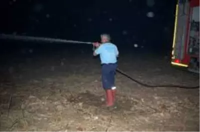 Gece yarısı korkutan yangın: 500 dönüm anız alev alev yandı Gece yarısı korkutan yangın: 500 dönüm anız alev alev yandı