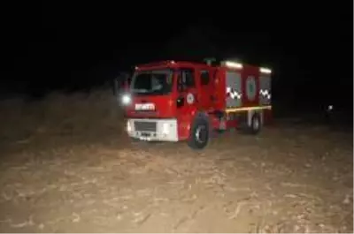 Gece yarısı korkutan yangın: 500 dönüm anız alev alev yandı Gece yarısı korkutan yangın: 500 dönüm anız alev alev yandı