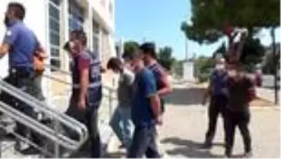 Göçmen kaçakçılığı şüphelisi 7 kişi adliyeye çıkarıldı Göçmen kaçakçılığı şüphelisi 7 kişi adliyeye çıkarıldı