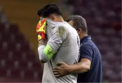 Galatasaray karşısında ilk yarıda kalesinde 3 gol gören Günay Güvenç, gözyaşlarını tutamadı Galatasaray karşısında ilk yarıda kalesinde 3 gol gören Günay Güvenç, gözyaşlarını tutamadı