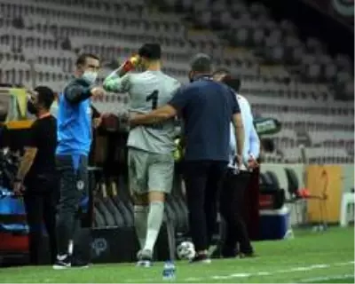 Galatasaray karşısında ilk yarıda kalesinde 3 gol gören Günay Güvenç, gözyaşlarını tutamadı Galatasaray karşısında ilk yarıda kalesinde 3 gol gören Günay Güvenç, gözyaşlarını tutamadı