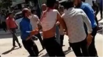 İki aile arasında nişan atma meselesi yüzünden çıkan kavgada 3 kişi hastanelik oldu İki aile arasında nişan atma meselesi yüzünden çıkan kavgada 3 kişi hastanelik oldu