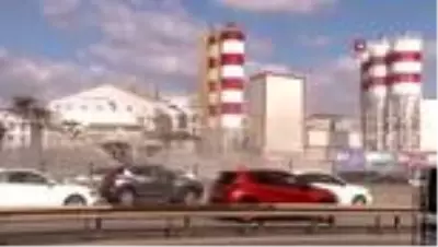 Kadıköy'de çimento santralinin bacası patladı: E 5'te toza dumana büründü Kadıköy'de çimento santralinin bacası patladı: E 5'te toza dumana büründü