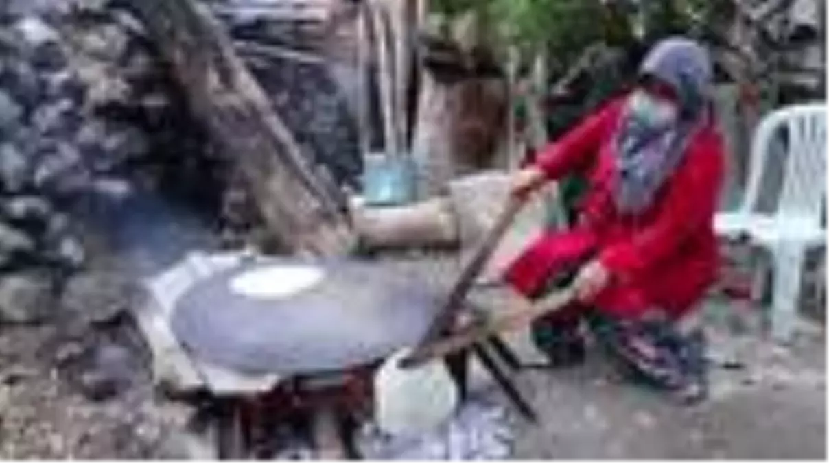 Kadınlardan orman yangınını söndürmede görev alanlara 'sıkma' ikramı