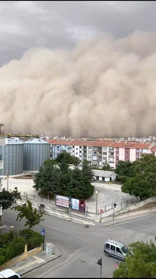 Kum fırtınasının vurduğu Polatlı'nın Belediye Başkanı olayın vahametini anlattı: 50 yıldır böylesini görmedim