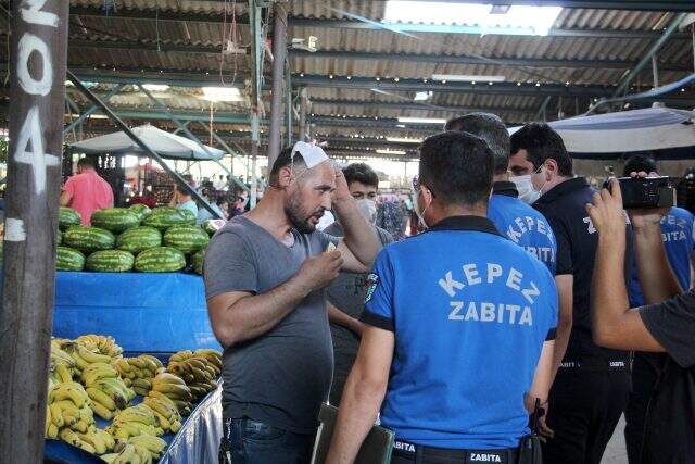 Maskeyi başına bone yaptı, kendisini uyaran zabıtaya verdiği pişkin cevap 'Pes' dedirtti