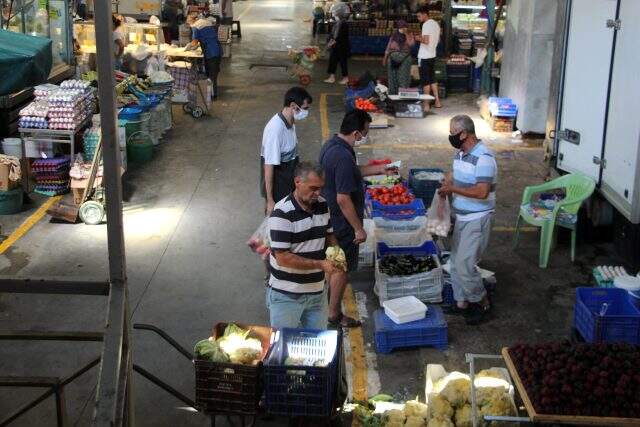 Maskeyi başına bone yaptı, kendisini uyaran zabıtaya verdiği pişkin cevap 'Pes' dedirtti