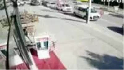 Merakına yenilip satılık salıncağa oturunca soluğu yerde aldı! O anlar kameraya böyle yansıdı Merakına yenilip satılık salıncağa oturunca soluğu yerde aldı! O anlar kameraya böyle yansıdı