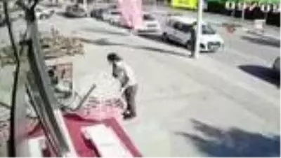 Merakına yenilip satılık salıncağa oturunca soluğu yerde aldı! O anlar kameraya böyle yansıdı Merakına yenilip satılık salıncağa oturunca soluğu yerde aldı! O anlar kameraya böyle yansıdı