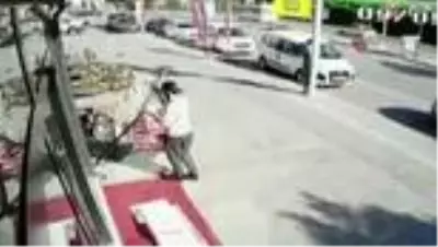 Merakına yenilip satılık salıncağa oturunca soluğu yerde aldı! O anlar kameraya böyle yansıdı Merakına yenilip satılık salıncağa oturunca soluğu yerde aldı! O anlar kameraya böyle yansıdı