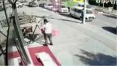 Merakına yenilip satılık salıncağa oturunca soluğu yerde aldı! O anlar kameraya böyle yansıdı Merakına yenilip satılık salıncağa oturunca soluğu yerde aldı! O anlar kameraya böyle yansıdı