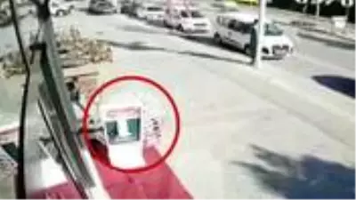 Merakına yenilip satılık salıncağa oturunca soluğu yerde aldı! O anlar kameraya böyle yansıdı Merakına yenilip satılık salıncağa oturunca soluğu yerde aldı! O anlar kameraya böyle yansıdı