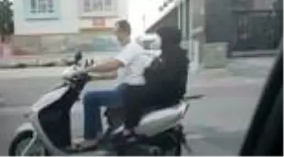 Motosiklet üzerinde bebekli çiftin tehlikeli yolculuğu Motosiklet üzerinde bebekli çiftin tehlikeli yolculuğu