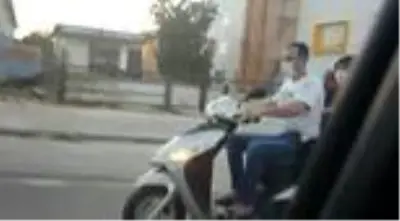 Motosiklet üzerinde bebekli çiftin tehlikeli yolculuğu Motosiklet üzerinde bebekli çiftin tehlikeli yolculuğu