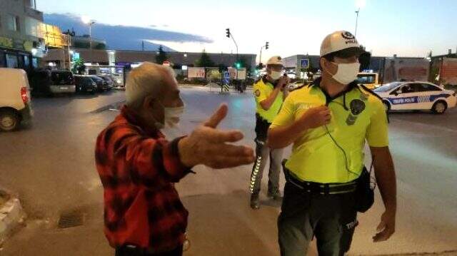 Polis de şaşkın! Maske cezası alan yaşlı adam maskesini çıkartıp yoluna devam etti