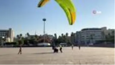 SAğlık çalışanından paraşütlü evlilik teklifi SAğlık çalışanından paraşütlü evlilik teklifi