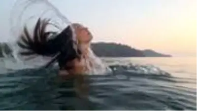 Tatiline hız kesmeden devam eden Azra Akın, saçlarını savurarak denizden çıktığı anları paylaştı Tatiline hız kesmeden devam eden Azra Akın, saçlarını savurarak denizden çıktığı anları paylaştı