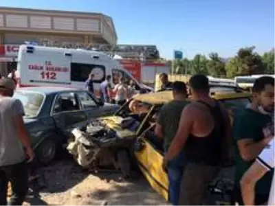 Ters şeritten giden alkollü sürücü dehşet saçtı! 3 otomobile çarptı Ters şeritten giden alkollü sürücü dehşet saçtı! 3 otomobile çarptı