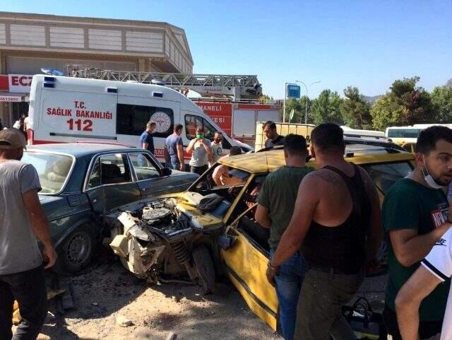 Ters şeritten giden alkollü sürücü dehşet saçtı! 3 otomobile çarptı Ters şeritten giden alkollü sürücü dehşet saçtı! 3 otomobile çarptı