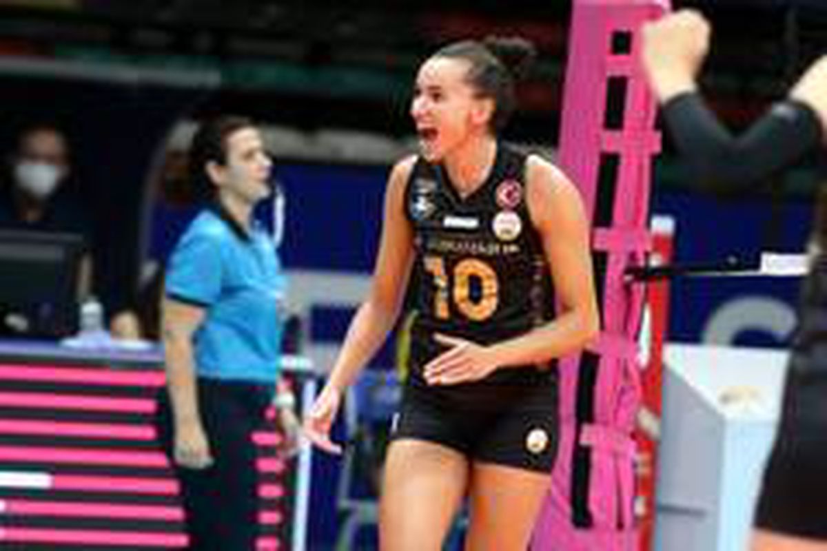 VakıfBank lige galibiyetle başladı