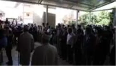 Van'da şehit olan Jandarma Uzman Çavuş Uçar Hatay'da son yolculuğuna uğurlandı (2) Van'da şehit olan Jandarma Uzman Çavuş Uçar Hatay'da son yolculuğuna uğurlandı (2)