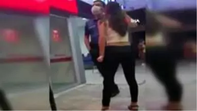 Alkollü kadın büfeyi dağıtıp, polislere saldırdı Alkollü kadın büfeyi dağıtıp, polislere saldırdı