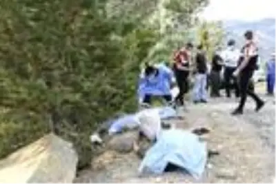 Anne ve kızı, kuşburnu toplarken yıldırım düşmesi sonucu öldü Anne ve kızı, kuşburnu toplarken yıldırım düşmesi sonucu öldü