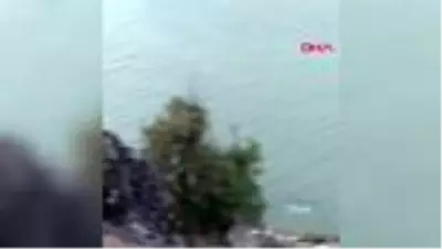 Baraj gölüne uçan araçtaki 4 kişiyi balıkçılar kurtardı Baraj gölüne uçan araçtaki 4 kişiyi balıkçılar kurtardı
