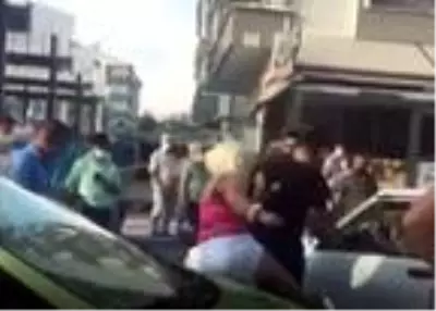 Kadın ile erkek sürücü arasındaki yumruklu 'yol verme' kavgası kamerada Kadın ile erkek sürücü arasındaki yumruklu 'yol verme' kavgası kamerada