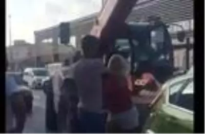 Kadın ile erkek sürücü arasındaki yumruklu 'yol verme' kavgası kamerada Kadın ile erkek sürücü arasındaki yumruklu 'yol verme' kavgası kamerada