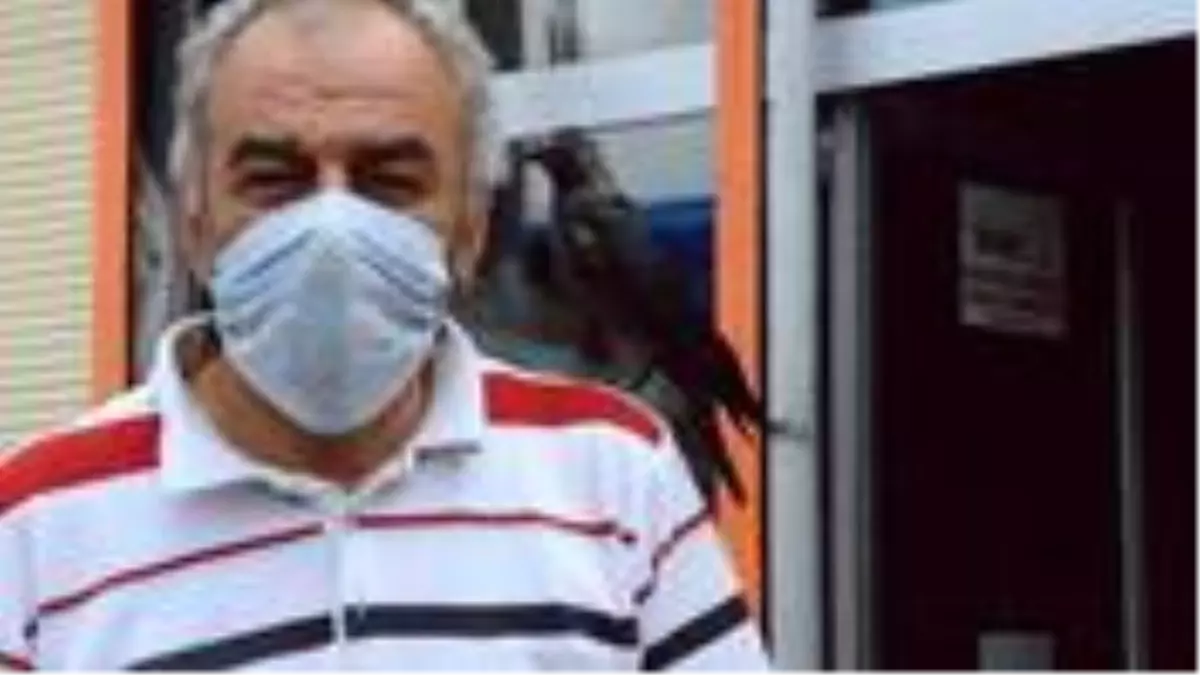 Kedi saldırısından kurtardığı kargayı çocuğu gibi gören esnaf: Besledik ama gözümüzü oymadı