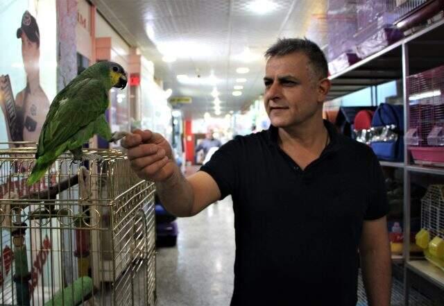 'La İlahe İllallah' diyen papağan esnafın ilgi odağı oldu