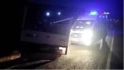 Lastiği patlayan kamyonet yoldan çıkarak duvara çarptı: 3 yaralı Lastiği patlayan kamyonet yoldan çıkarak duvara çarptı: 3 yaralı