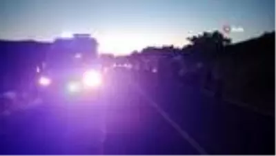 Lastiği patlayan kamyonet yoldan çıkarak duvara çarptı: 3 yaralı Lastiği patlayan kamyonet yoldan çıkarak duvara çarptı: 3 yaralı