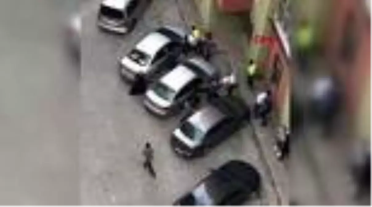 Son dakika haberi: POLİSLERİN BİLE AYIRAMADIĞI YUMRUKLU, TEKMELİ, KEMERLİ KAVGA KAMERADA