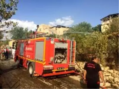 Son dakika haber! Siirt'te bahçede çıkan yangın evlere sıçramadan söndürüldü Son dakika haber! Siirt'te bahçede çıkan yangın evlere sıçramadan söndürüldü