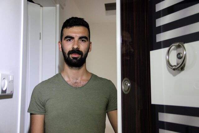 Sinir krizi geçirerek 5. kattan atlamaya kalkan kadını alt kattaki genç kurtardı