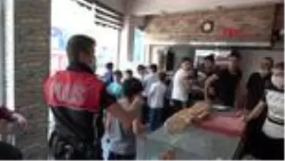 Bedava döner sosyal mesafeyi unutturdu Bedava döner sosyal mesafeyi unutturdu