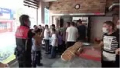 Bedava döner sosyal mesafeyi unutturdu Bedava döner sosyal mesafeyi unutturdu